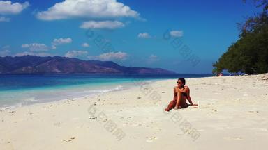 年轻的有趣的女性旅行有趣的<strong>海滩</strong>清<strong>洁白</strong>色沙子蓝色的背景